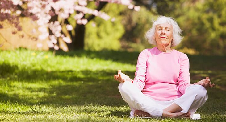 femeie în vârstă care meditează cu artroză de șold